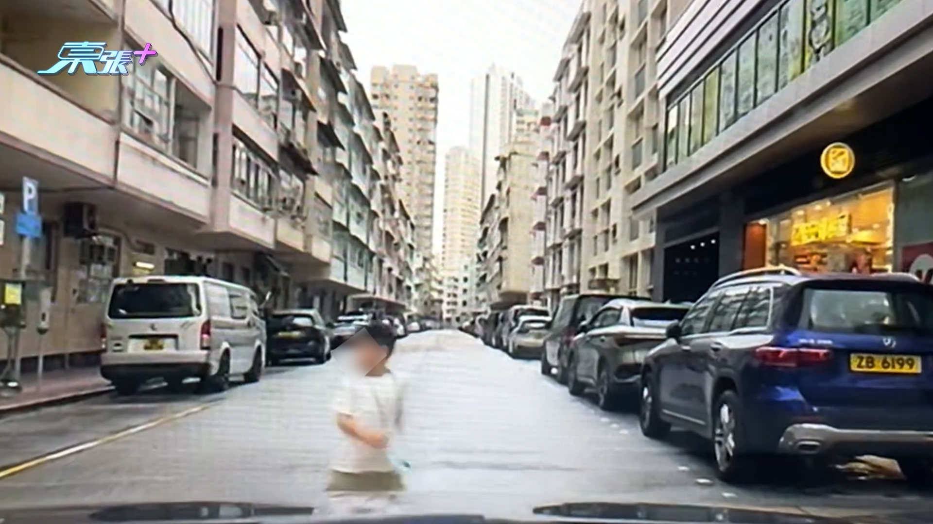 車Cam直擊｜「兒童炸彈」突衝出馬路　私家車急煞避撞　司機嘆：父母唔好害我啦 （threads＠Patrick Fung）