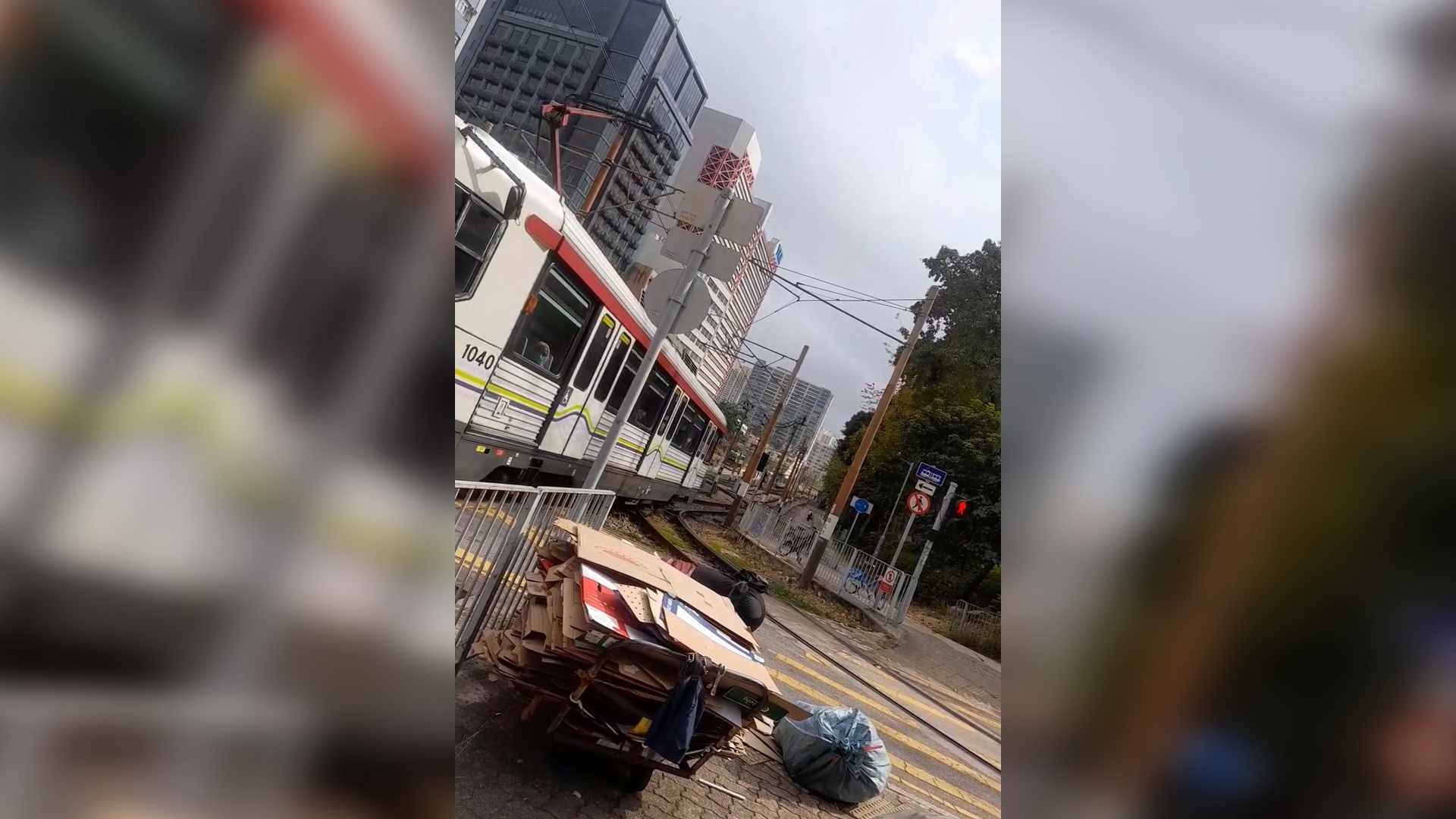 東張西望報料｜屯門紙皮婆婆過馬路跌晒紙皮落地　輕鐵車長出手協助「好有愛」