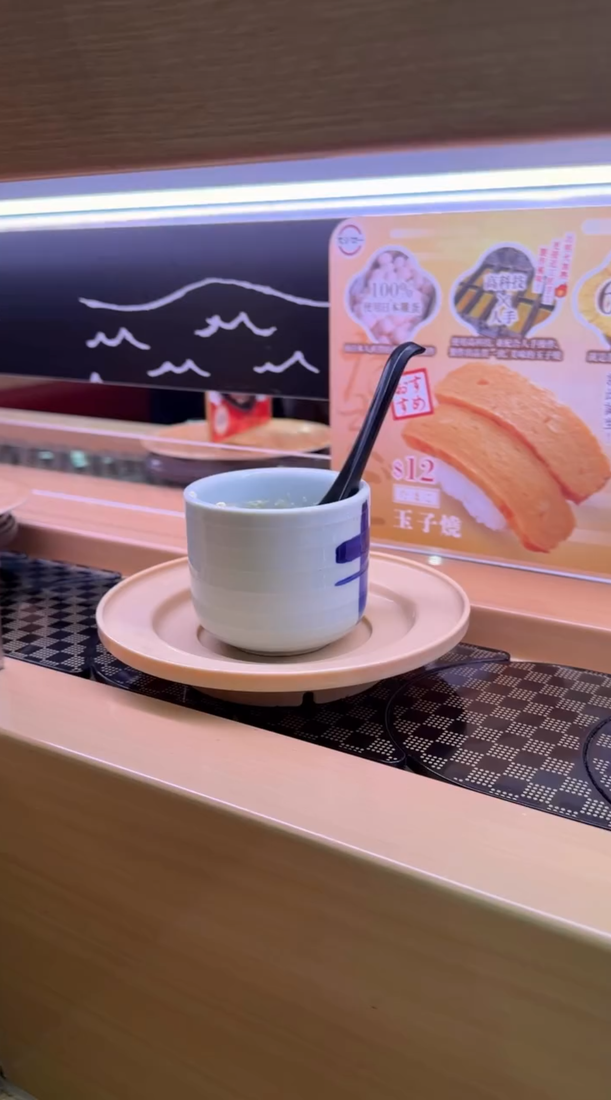 近日社交媒體流傳一段影片及相片，顯示有食客在壽司郎迴轉壽司店內，將已食完的茶碗蒸、匙羹及湯碗重新放回運輸帶上