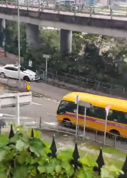 有片｜跑馬地私家車瘋狂亂駛鏟行人路。 (影片截圖)