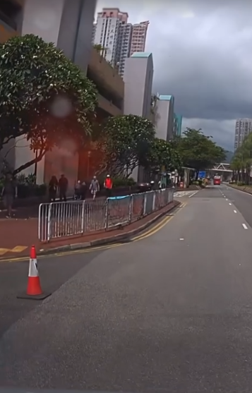 有片｜天水圍巴士迷為影巴士擺雪糕筒擋馬路