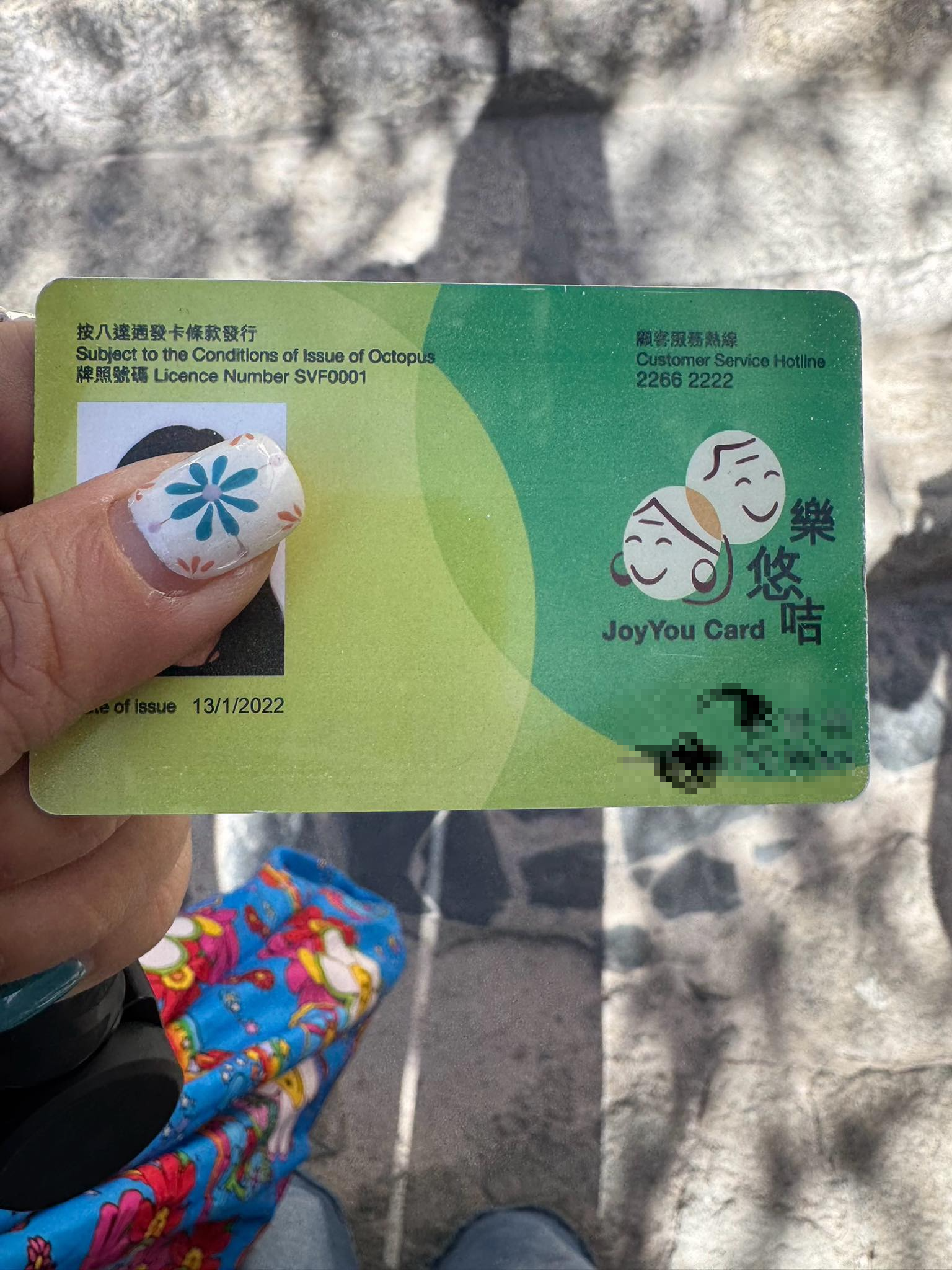 從樓主上載的相片所見，樓主當時身處戶外，而樂悠咭上的持有人照片被樓主以手指遮蓋，持有人名字亦有部分被遮蔽。（Facebook圖片／香港失物報失及認領群／Xanthe Mok）