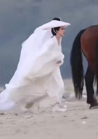 ▲▼陸劇女神拍戲驚傳意外！帽紗被踩「頭往後對折凹」。（圖／翻攝自微博）