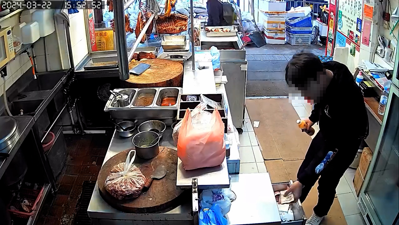 涉事男子入店後四處張望，趁無人為意分數次取走錢箱及抽屜內的現鈔，偷竊全程約45秒。（Threads影片截圖／@skwhowin）