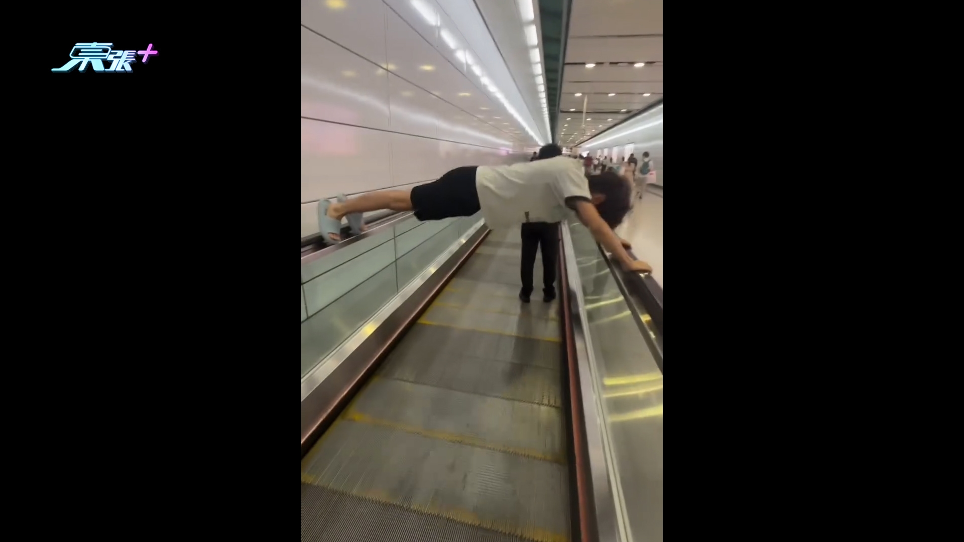 網紅中環站「扮馬騮」踩自動行人道扶手拍片　阻人行兼扮道歉惹公審