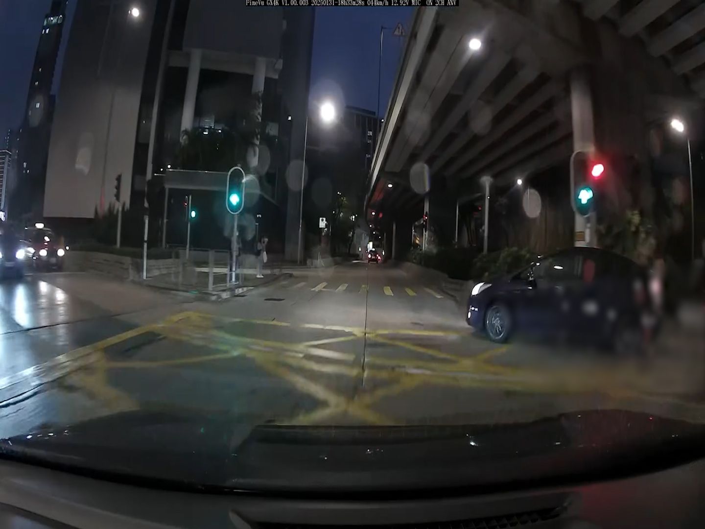 私家車新年勁陰功！加士居道天橋底先遇切線再碰U-turn