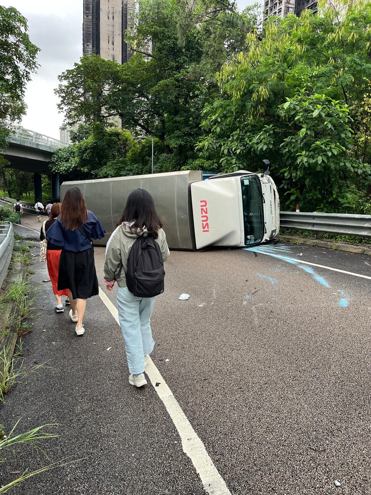 吐露港公路貨車翻側塞爆支路　市民「棄車徒步」離開畫面曝光　多條巴士線改道 （FB＠Anndee Cheung）