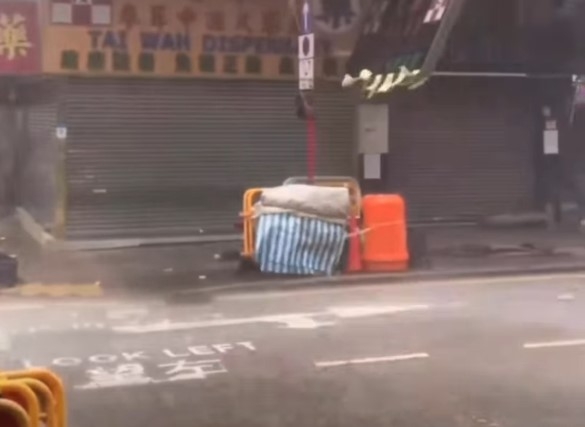 10號風球下旺角變「亂葬崗」