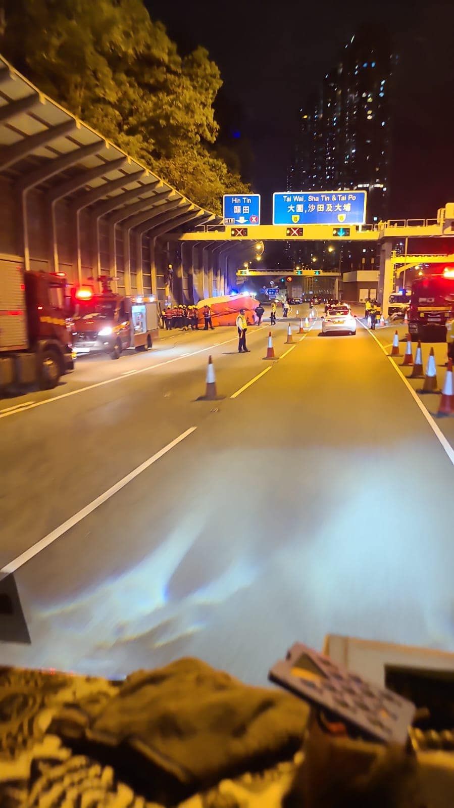 青沙公路男子赤裸「露鳥」爬上隔音屏