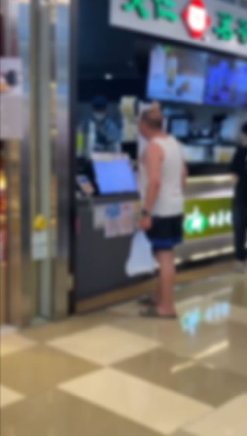 元朗中年漢爆粗大鬧台式飲品店，疑要膠袋不肯加$1。