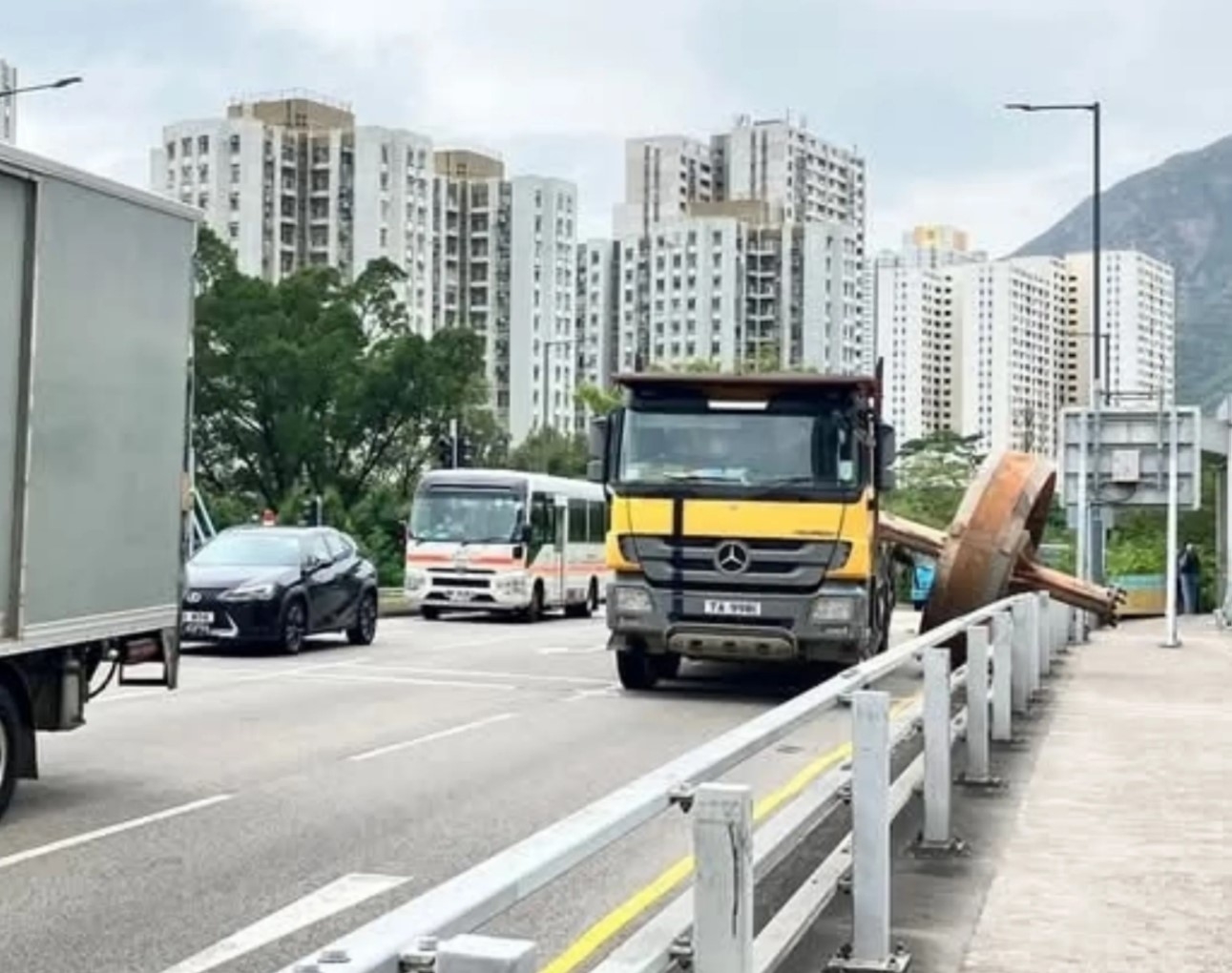 屯門貨車「都市陀飛輪」跌出馬路壓毀欄杆。(網上圖片)
