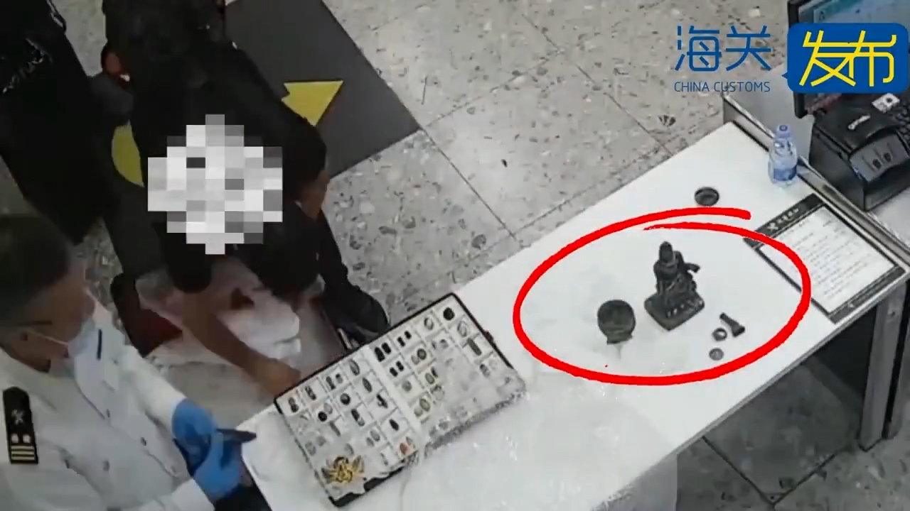 中國海關在西九龍站查獲一名阿富汗男旅客出境時攜帶11件／套古文物。（微博影片截圖／海關發布）