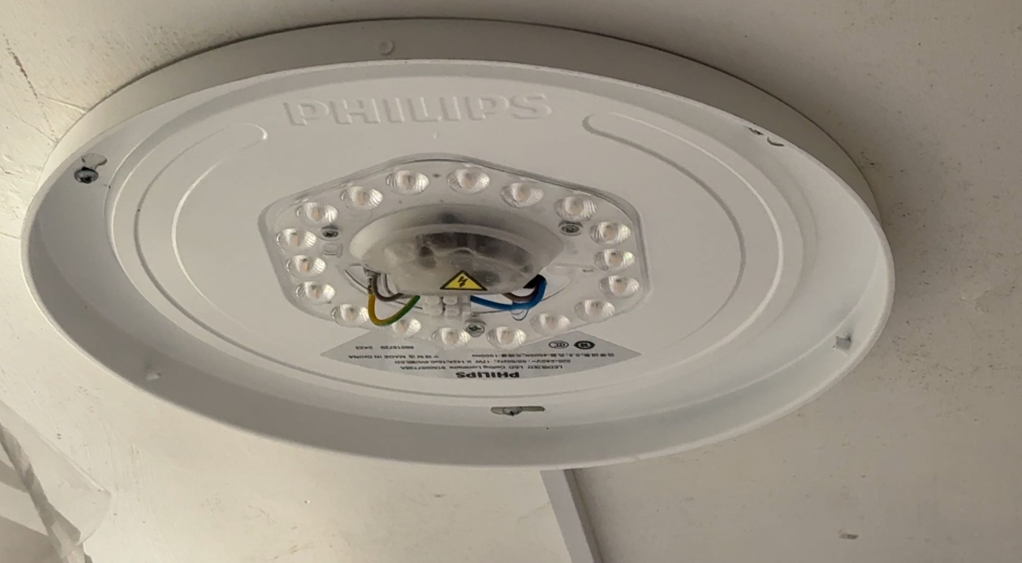 燈座淪為排水口