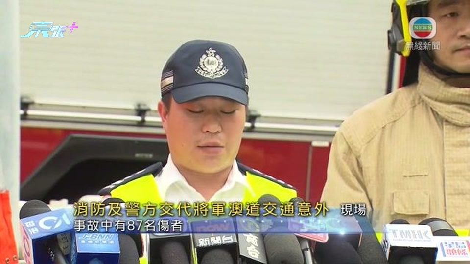 [現場]警方：懷疑有車轉線至涉事旅遊巴前方 後方車輛收掣不及引致意外