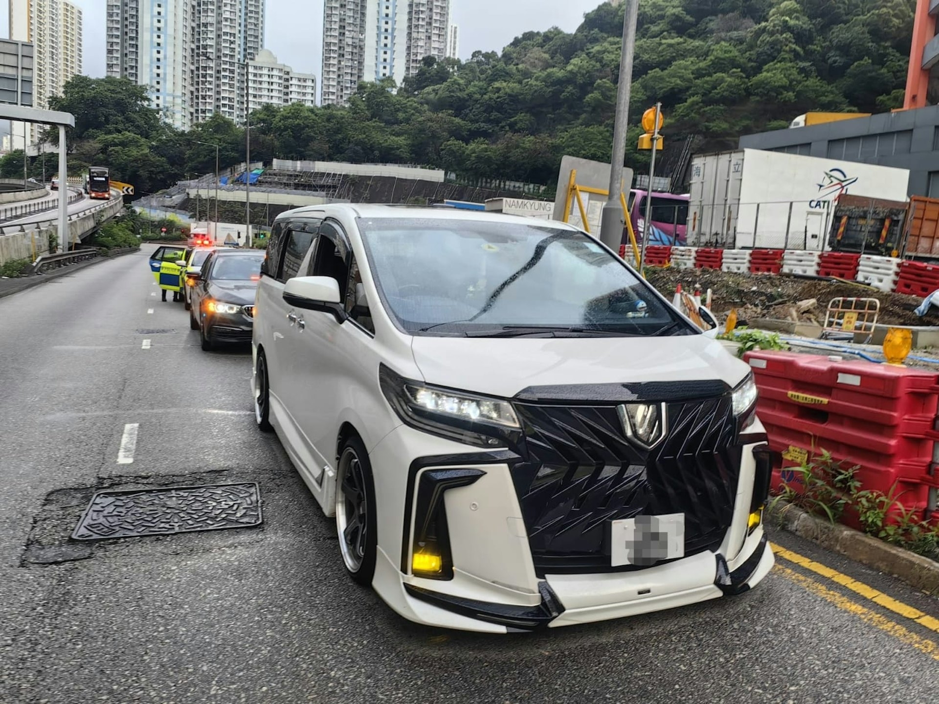六輛私家車懷疑經過非法改裝，被拖往汽車扣留中心作進一步檢驗。（警方圖片）