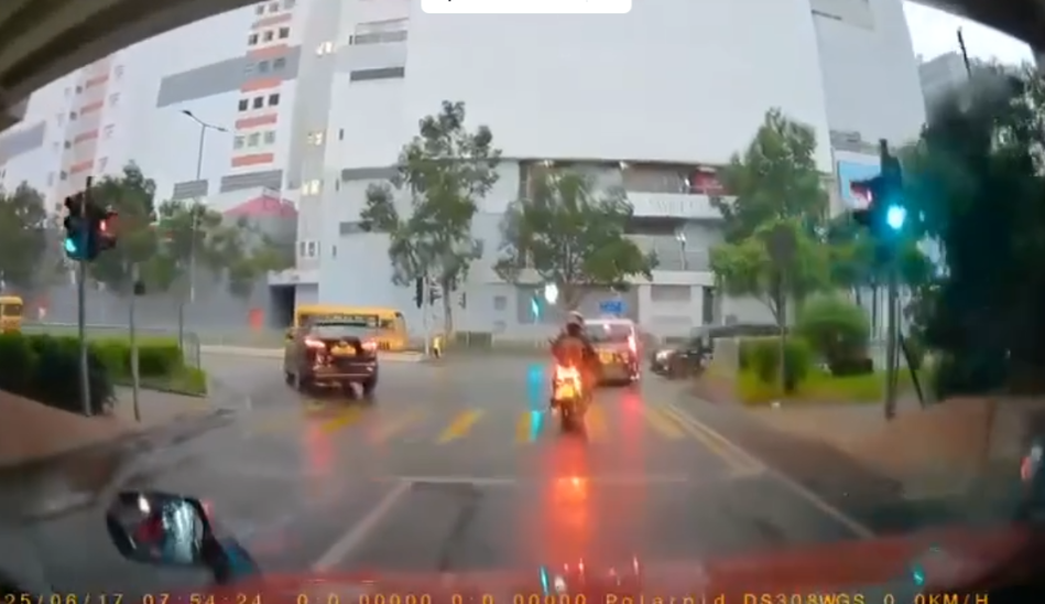 車Cam直擊｜天雨路滑的士慘遭貨van攔腰撞