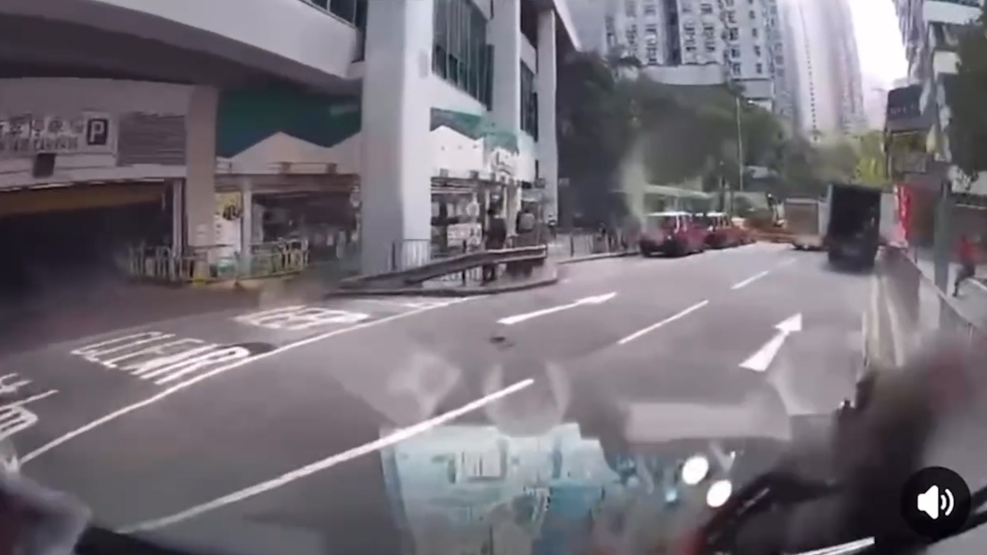 車Cam直擊｜柴灣女子亂過馬路「被車撞」　車輛慢駛片段網絡瘋傳惹議