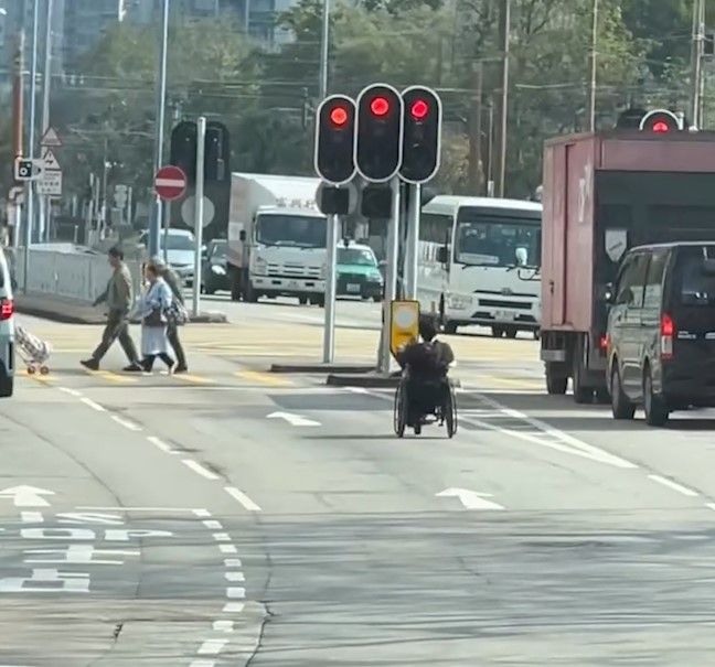 天水圍電動輪椅馬路高速奔馳