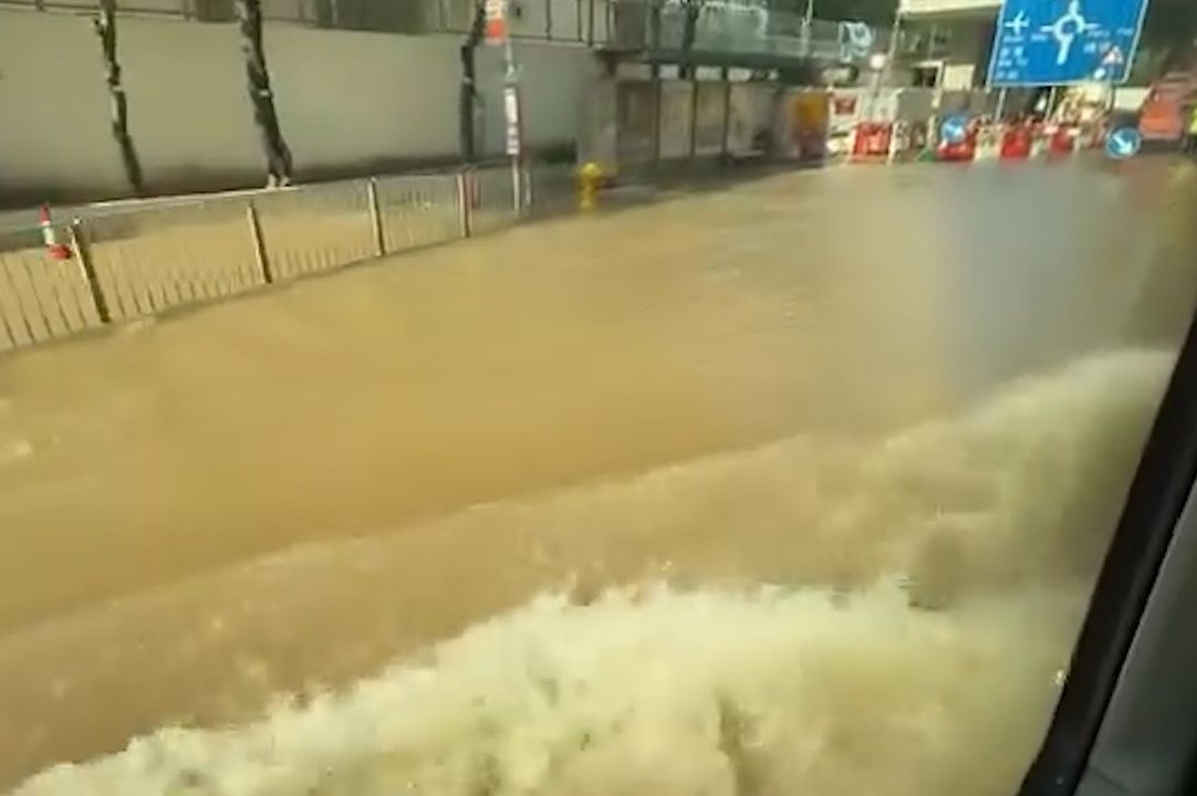 青衣警署正門前爆水管，泥水淹行人路及馬路。(現場影片截圖)
