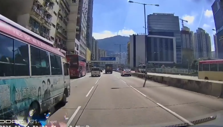 車Cam直擊｜新蒲崗馬路版「碰碰車」　貨車切線撞高速Tesla變自相殘殺