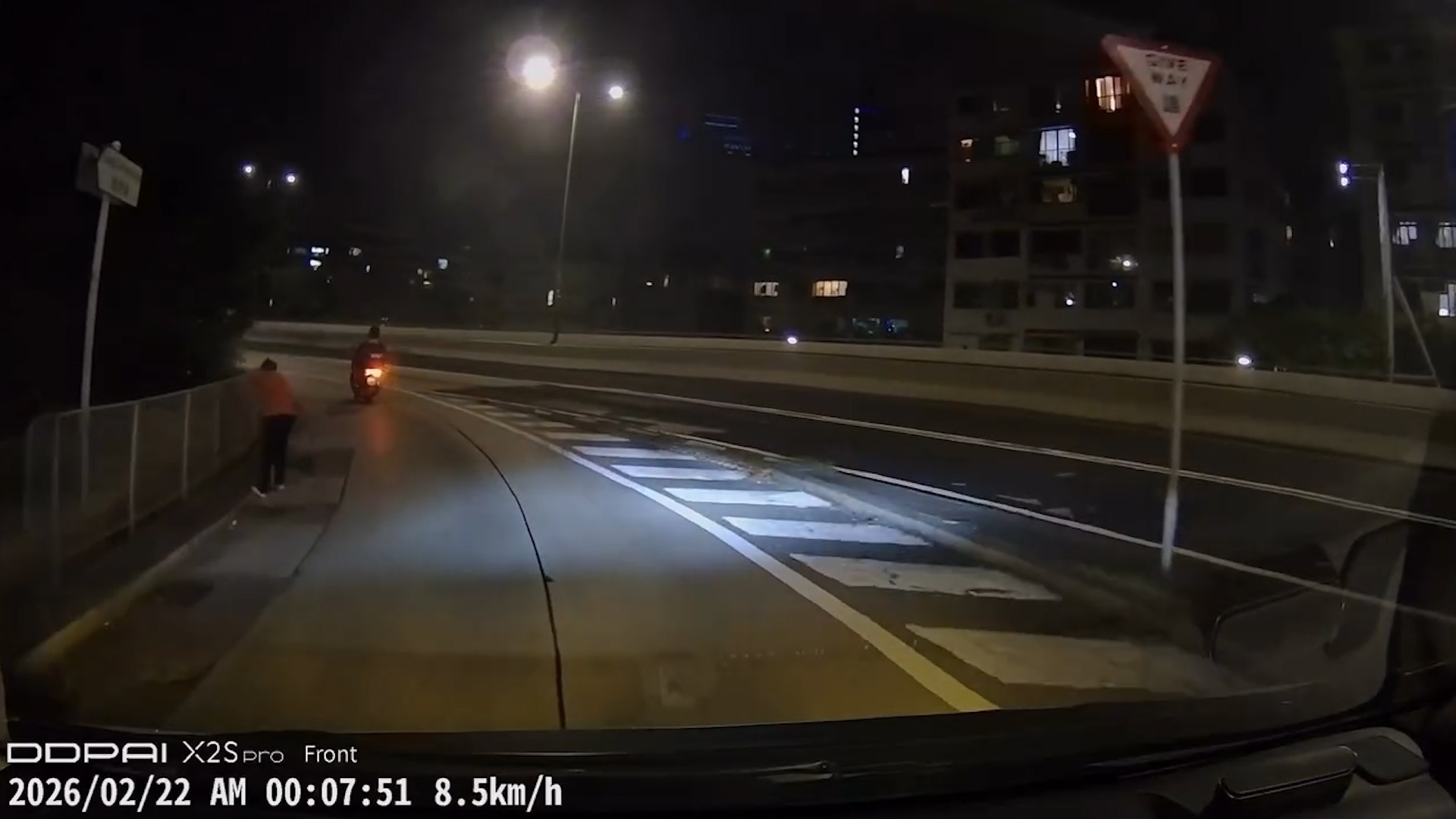 車Cam直擊｜獅子山隧道口遇「迷路婆婆」