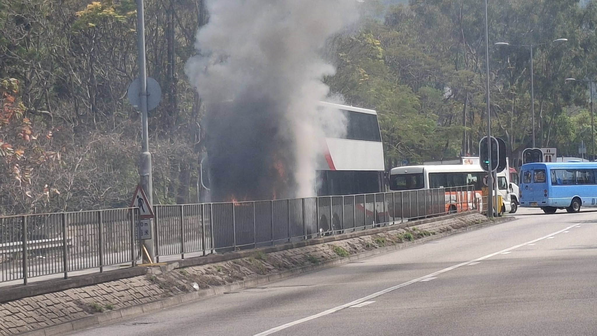 大埔港鐵巴士當街起火陷火海　濃煙直捲半空