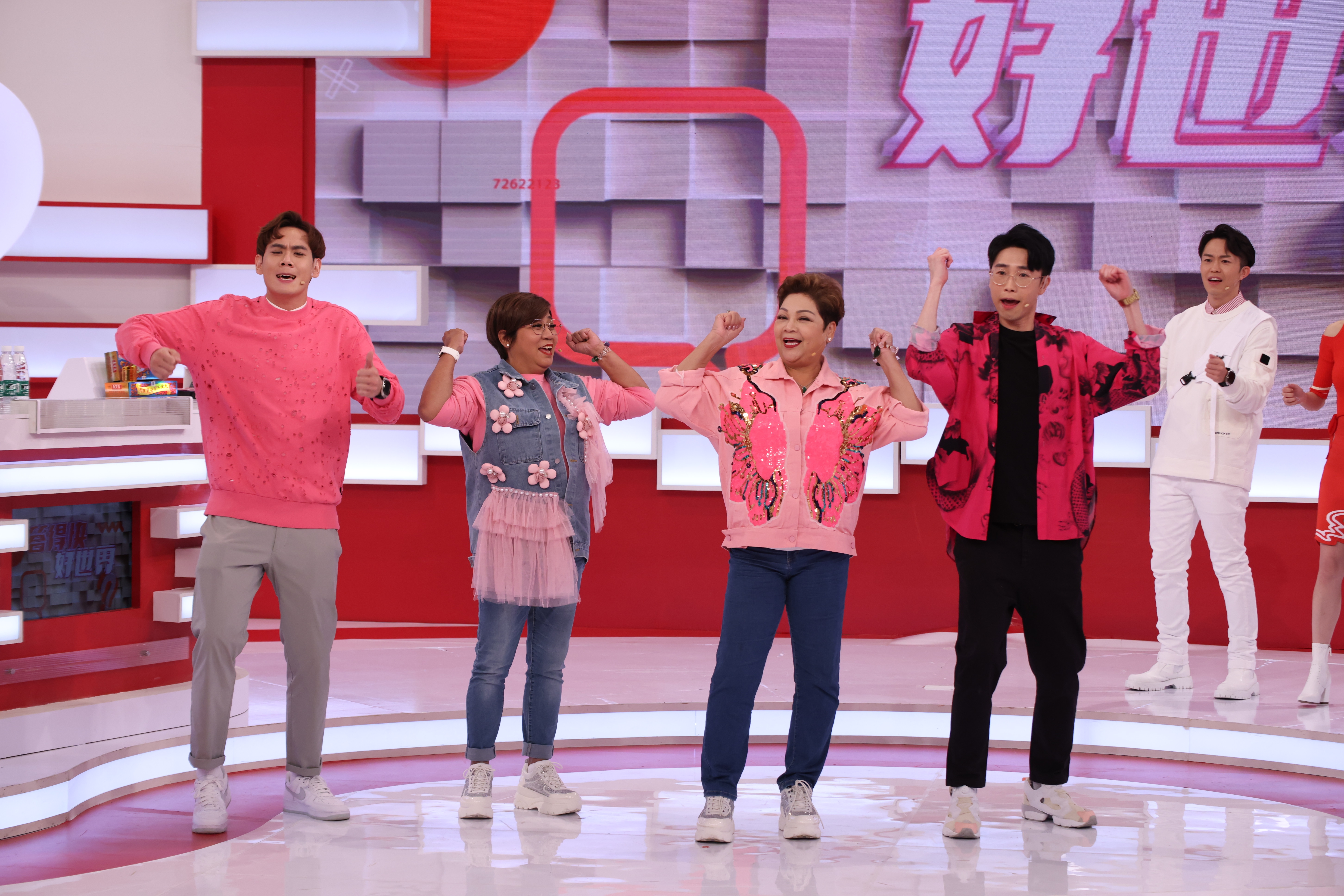 叻哥陳百祥自稱TVB「手直」舞蹈藝員 馮盈盈瘋狂答啱IQ題挽頹勢 - 東張+