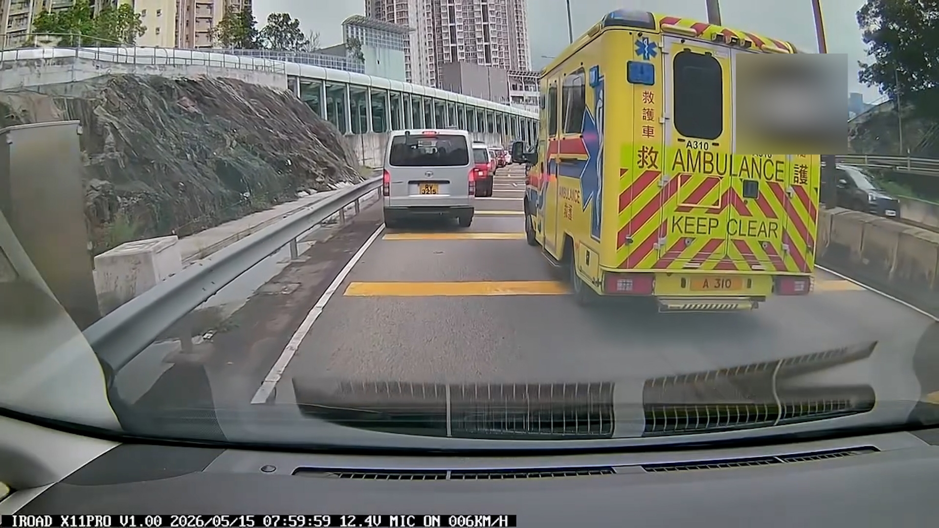 車Cam直擊｜東隧塞車遇救護車　司機齊齊「摩西分紅海」讓路好窩心 （Threads＠ikhlaqmuhammad3）