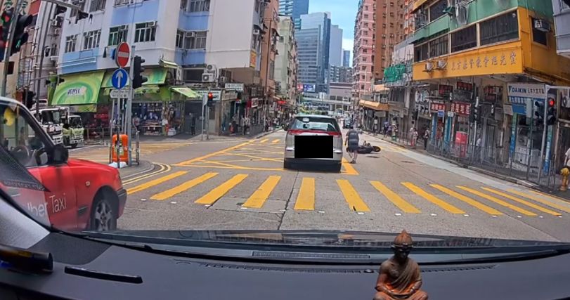 觀塘私家車落斜直撞電單車