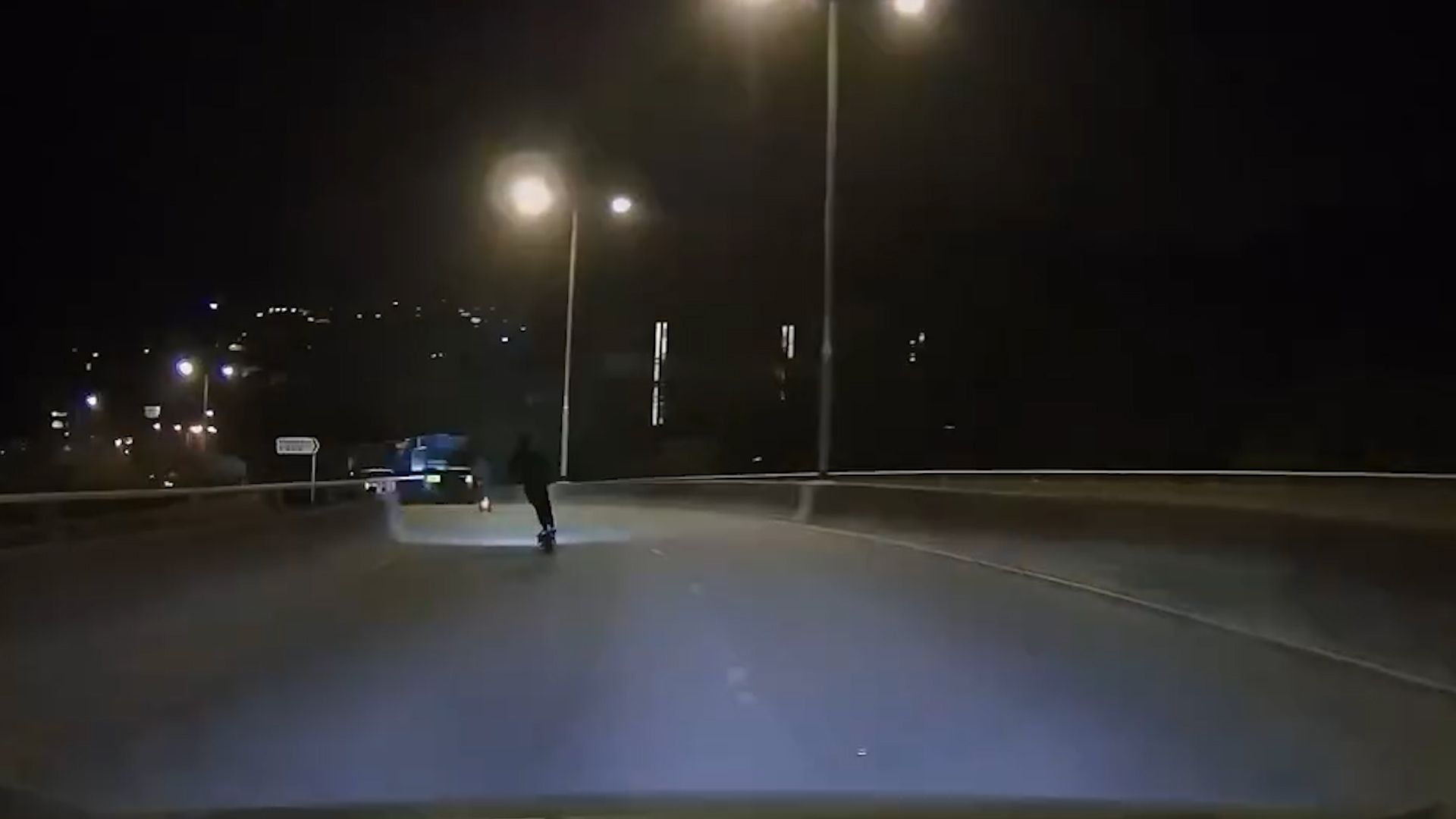 5人踩電動滑板車行馬路上飛鵝山