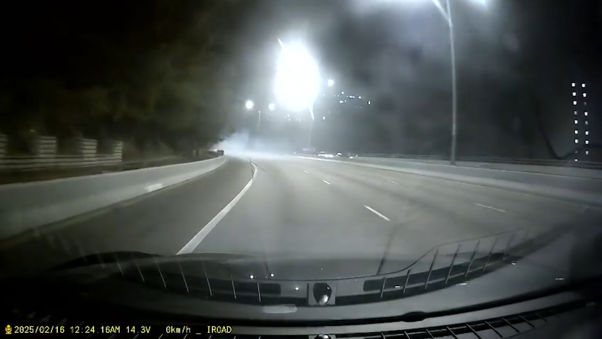 屯門公路私家車疑入彎時「甩尾」。(影片截圖)