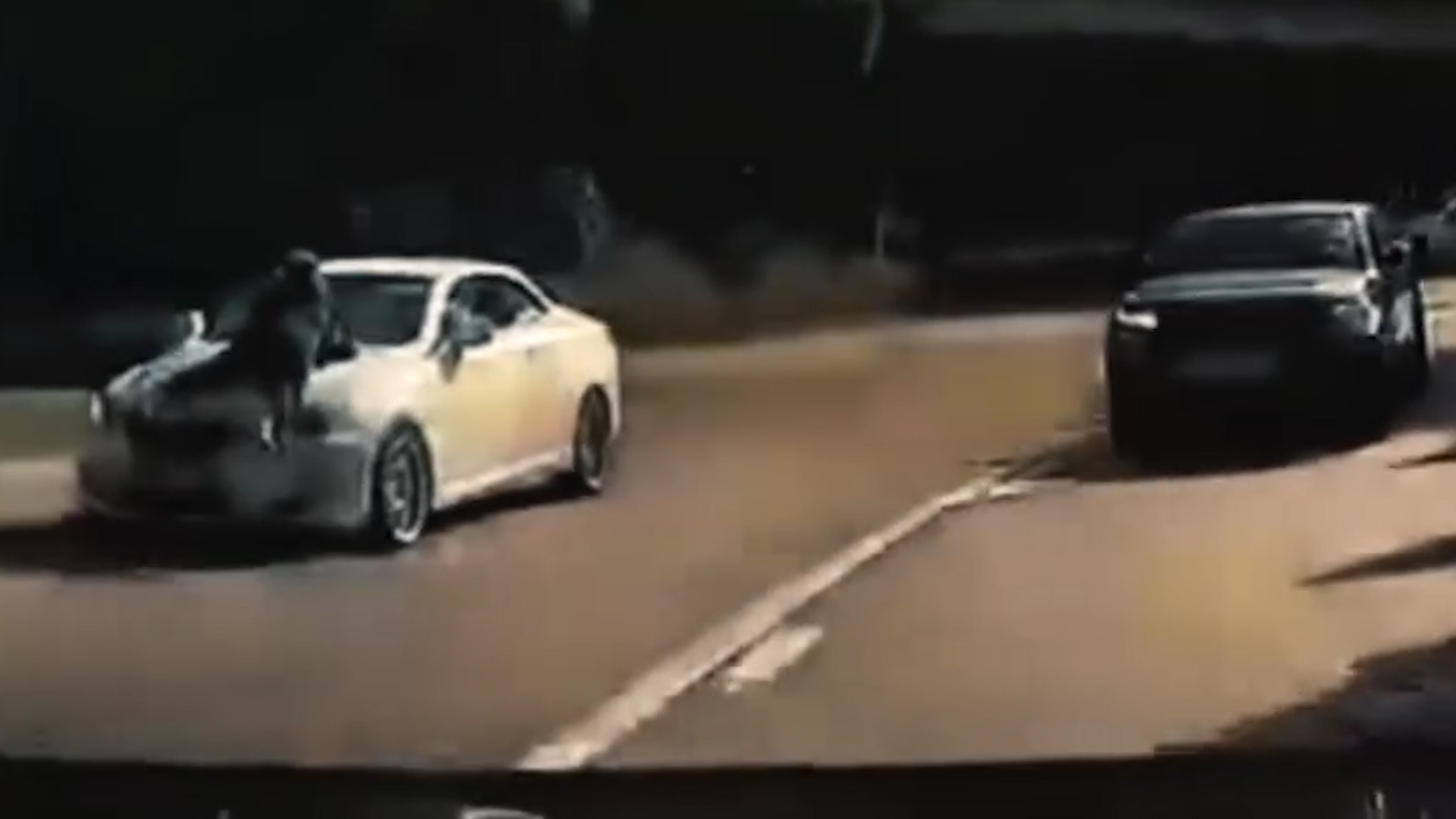 車Cam直擊｜粉錦公路黑衣人伏車頭擋玻璃　私家車狂飆如「狂野時速」