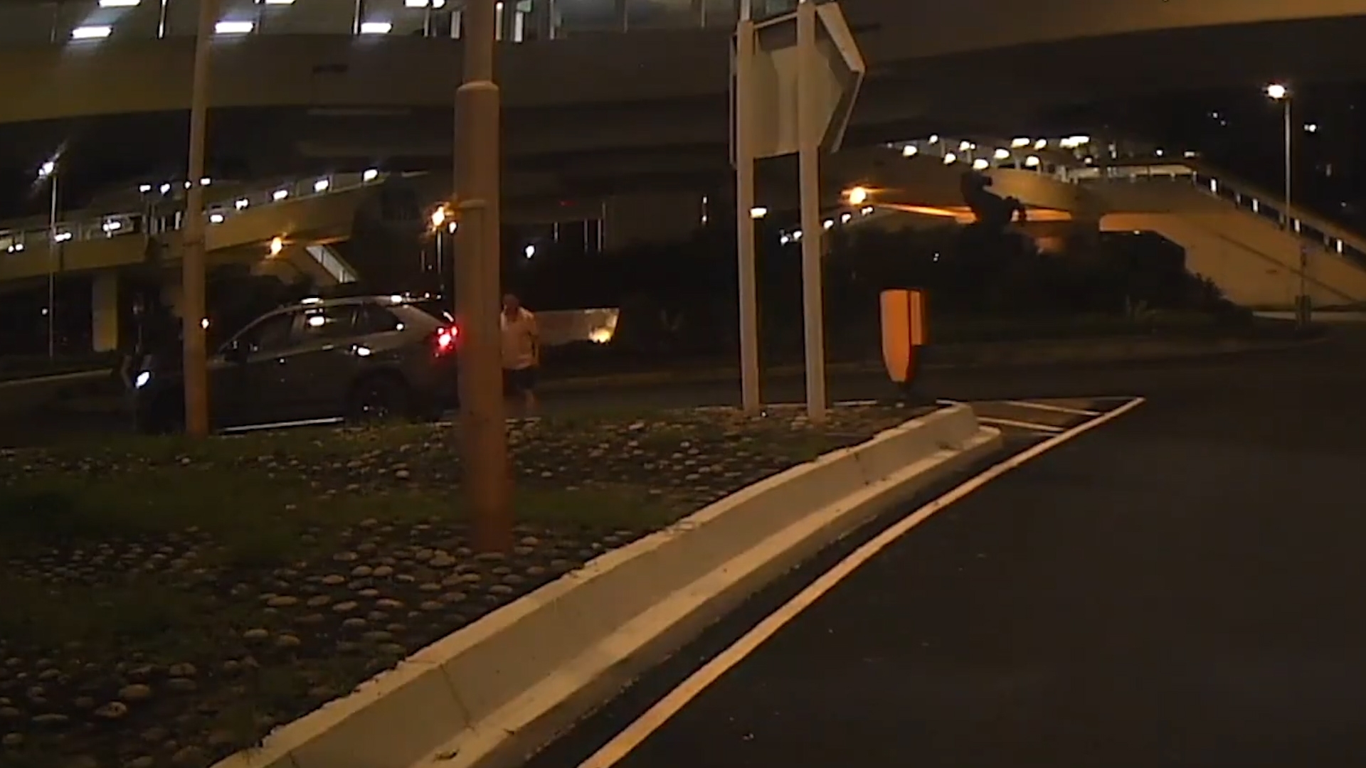 車Cam直擊｜大圍螺旋處私家車強行切線　涉事車主仲疑扔石仔「抗議」