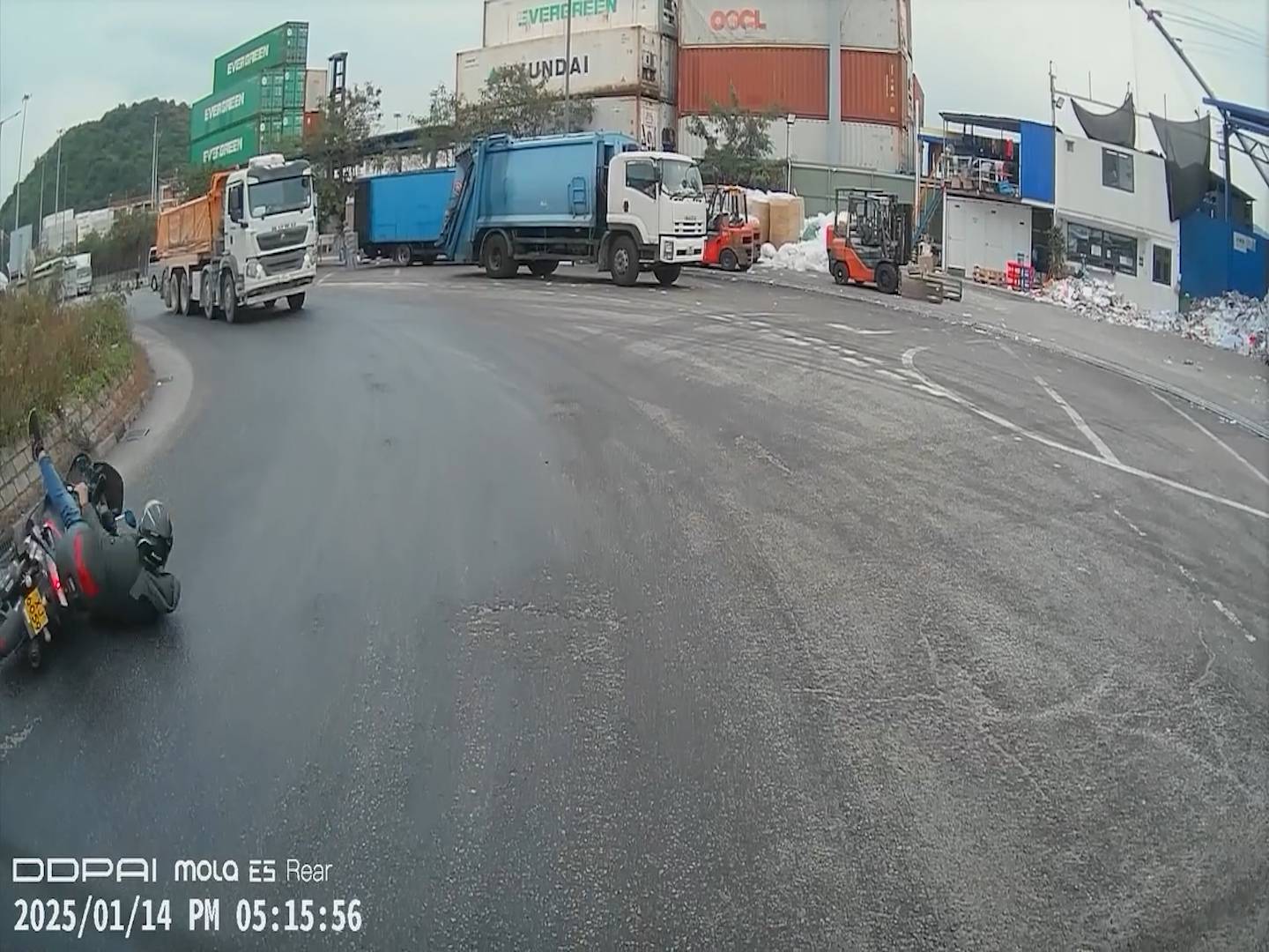 葵青鐵騎士路面跣親險被泥頭車輾過