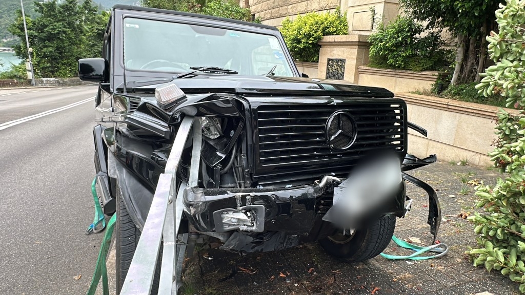 由於車頭陷入鐵欄，現場需召來吊臂車協助將車輛吊起並移走。警方正調查意外原因。