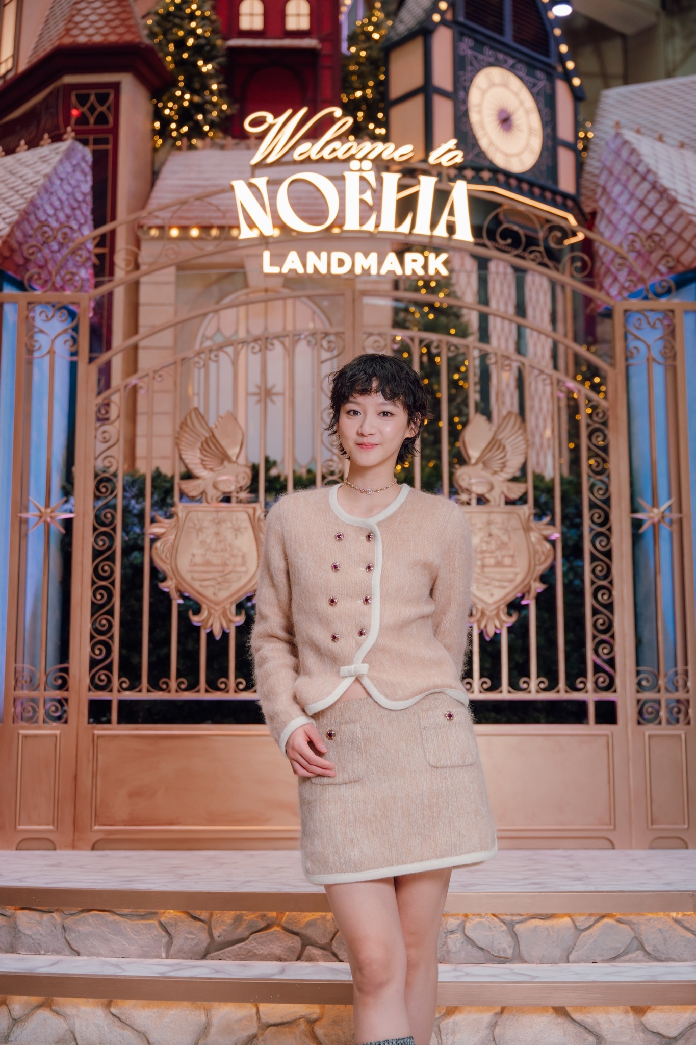 可能是牛角扣大衣和顯示的文字是「 Welarine Ho neta to ....NO.ELIA LANDMARK 」的圖像