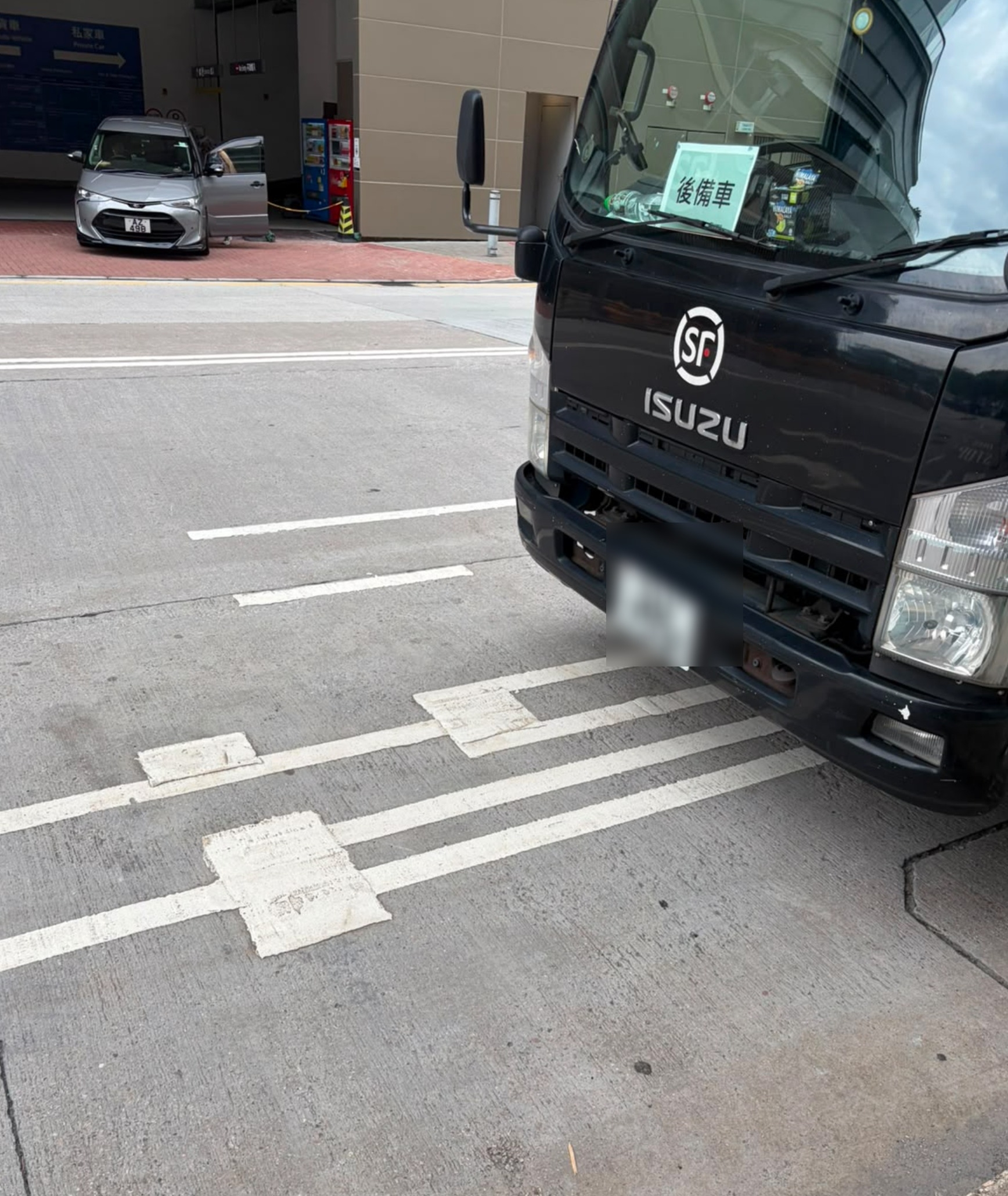 東張西望報料｜速遞公司貨車疑長期霸佔小巴站　綠Van埋站受阻街坊狂轟：日日如是
