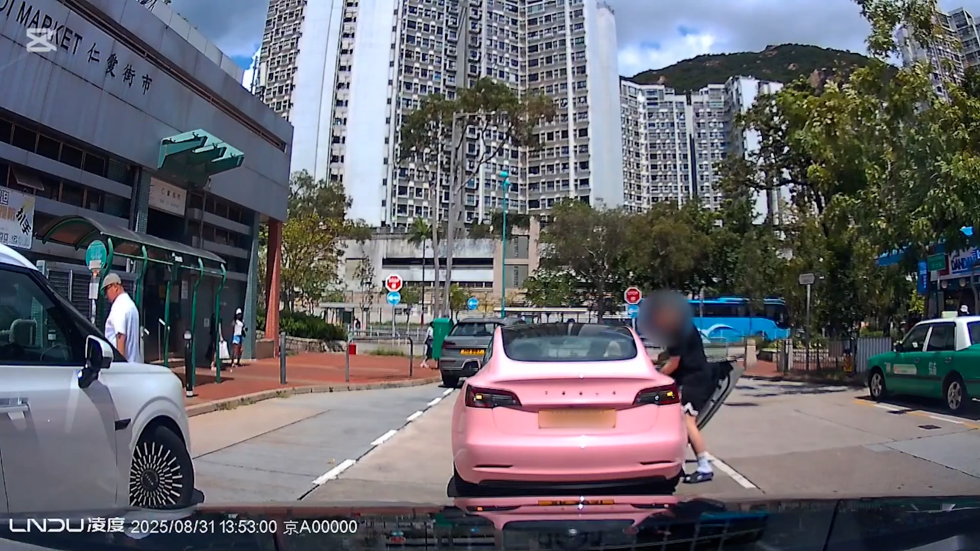 之後該名男子打開車門，整理車上的物品。 （Facebook影片截圖／車cam L（香港群組）／Wong Kong） 