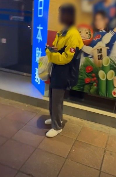 港鐵職員街頭穿制服吸煙被拍