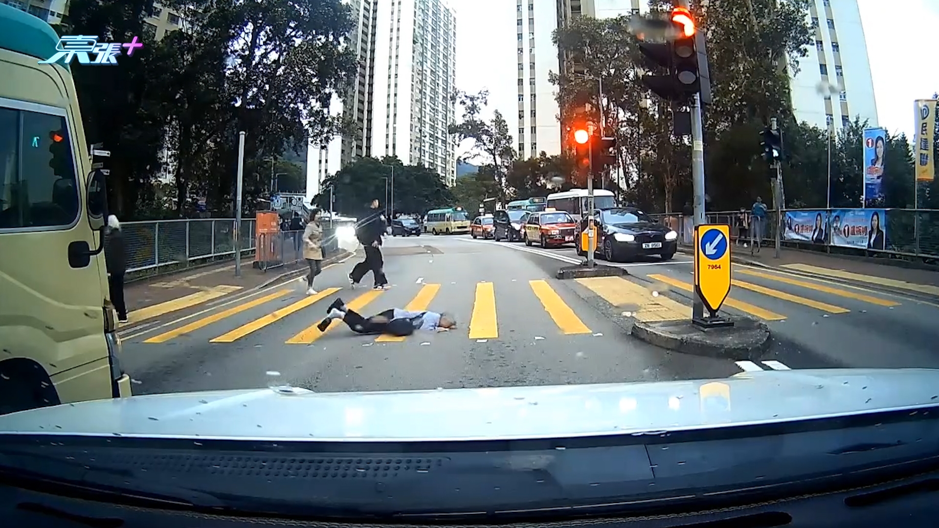 車Cam直擊｜老人衝燈不慎仆倒馬路　片主呼籲體諒反被罵：等下會死咩？