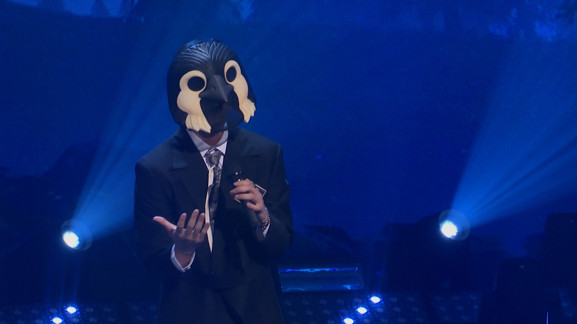 本季《中年好聲音》增設藝人賽區，其中「企鵝人」一唱爆紅，以五燈直接晉級，演出片段點擊率三日破30萬。 