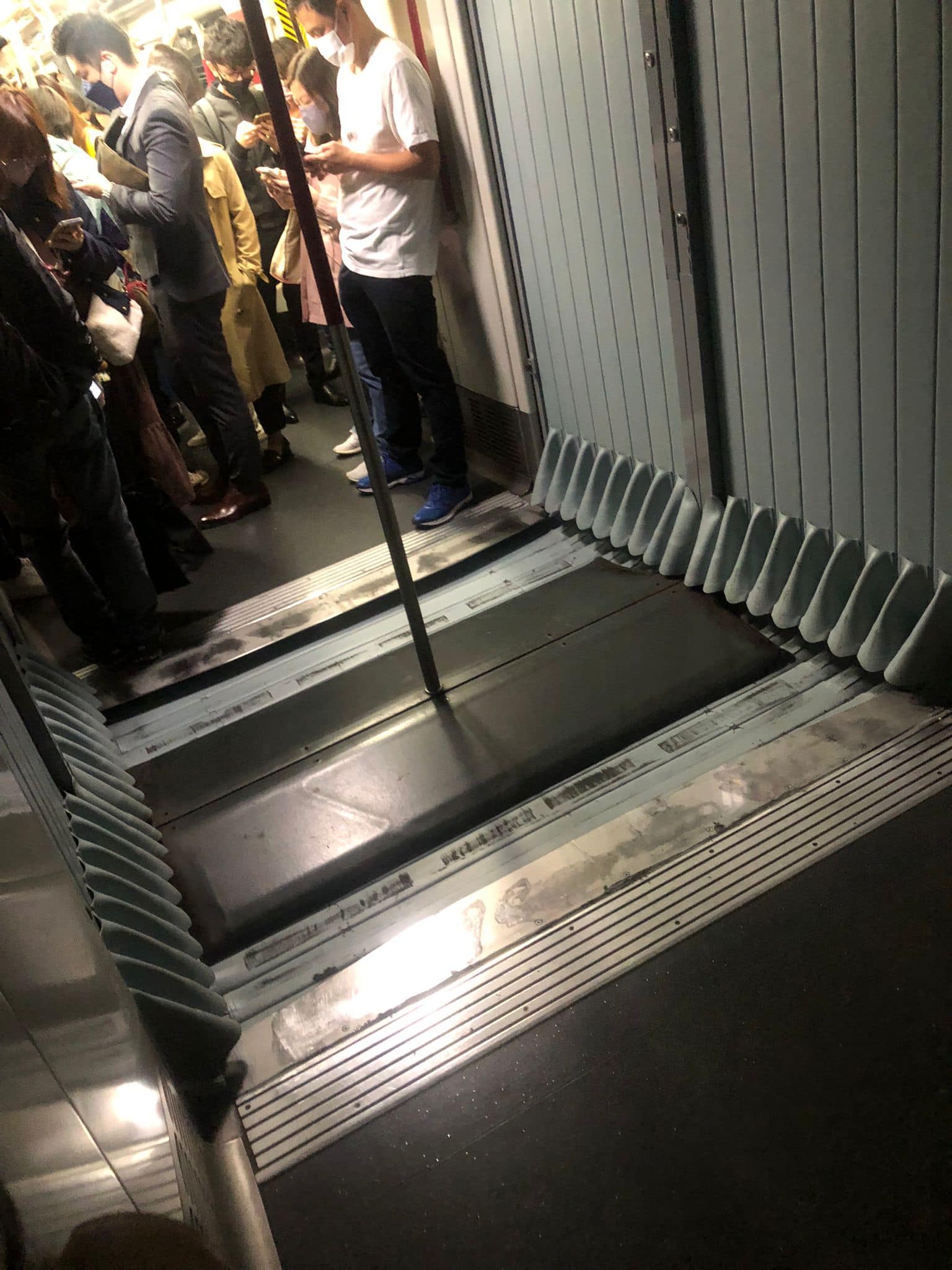 車卡與車卡間的連接鬆脫