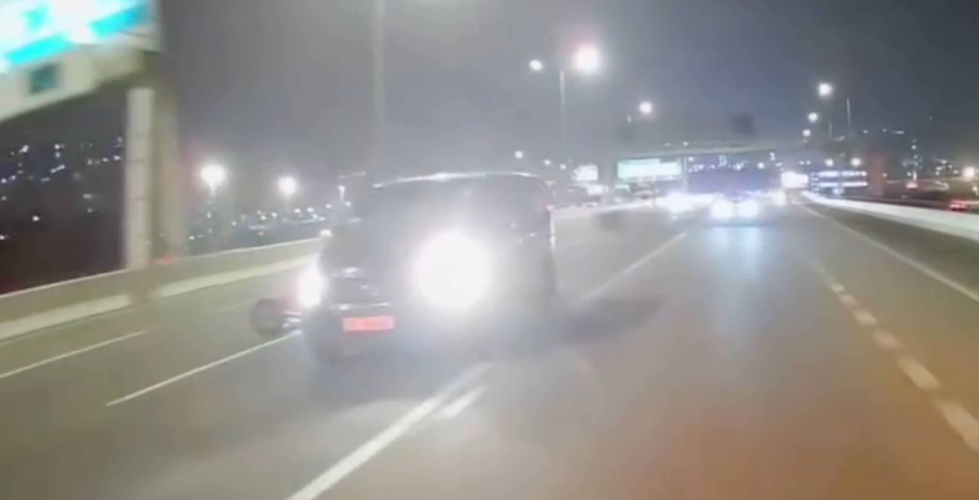 青葵公路貨Van連切兩線撞電單車　37歲騎士送院　網民直斥：想謀殺！