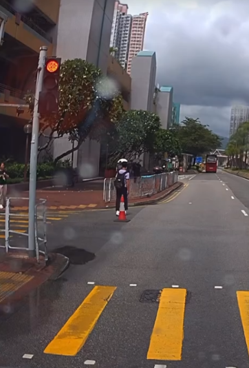 有片｜天水圍巴士迷為影巴士擺雪糕筒擋馬路