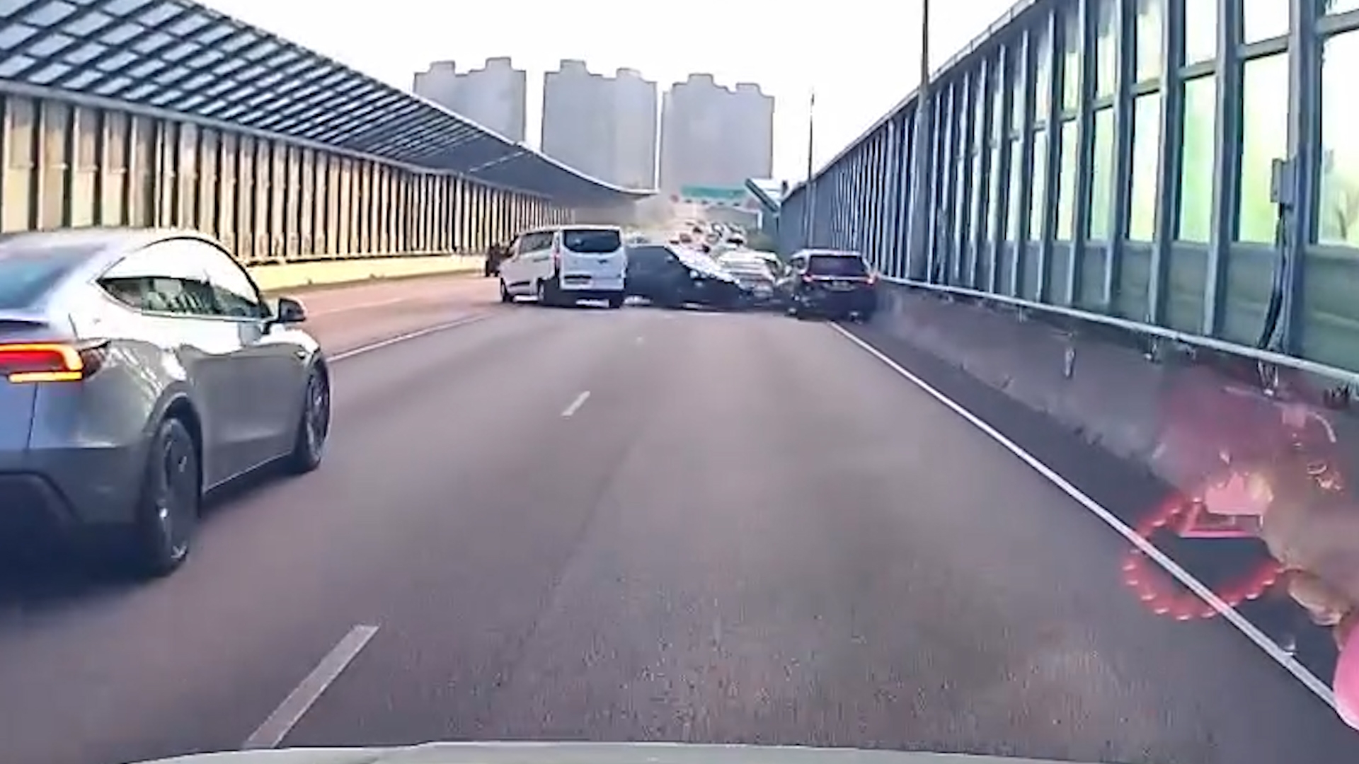 車Cam直擊｜吐露港公路4車串燒　客貨車閃避鏟路肩　後車收掣不及 （FB@車cam L（香港群組）／Right Too）