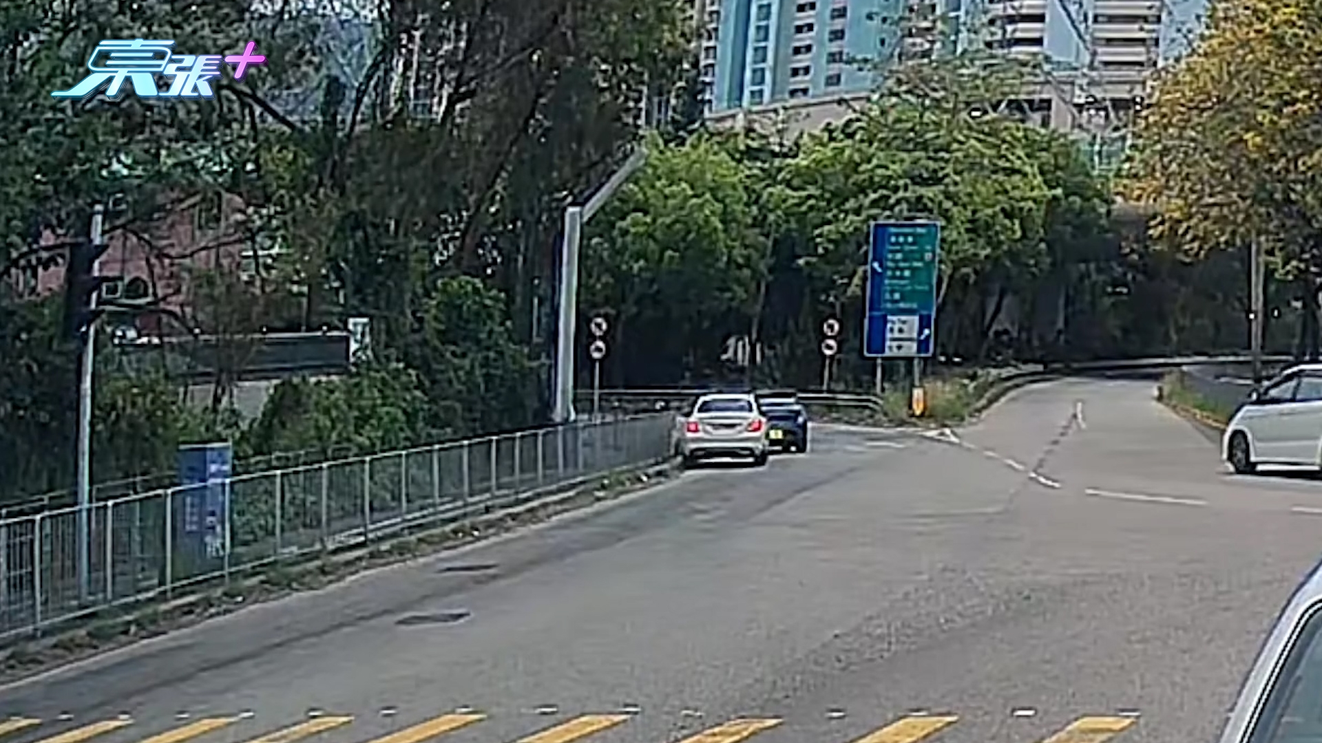 車Cam直擊｜屯門兩車相爭大玩漂移過彎　網民：香港格蘭披治大賽車