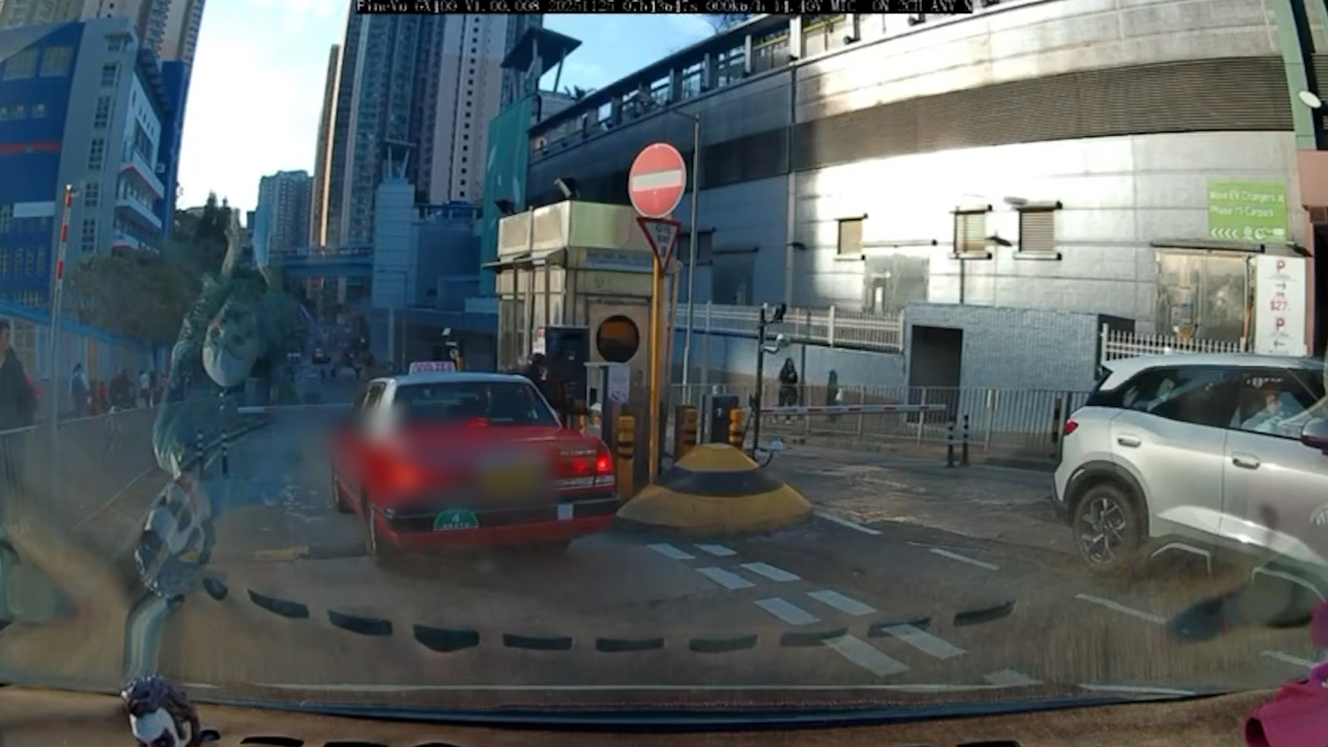 事發時涉事的士停在閘口前，司機打開車門，下車拍卡。（Faceook影片截圖／車cam L（香港群組）／Roxanne Lam）