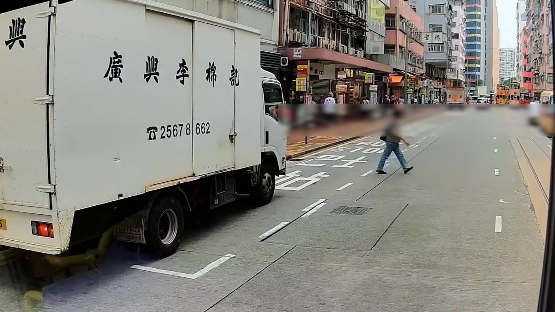 車Cam直擊｜阿姐「大地任我行」無視響安亂過馬路　網民怒斥不負責任 （FB@VibrantLobster1118）