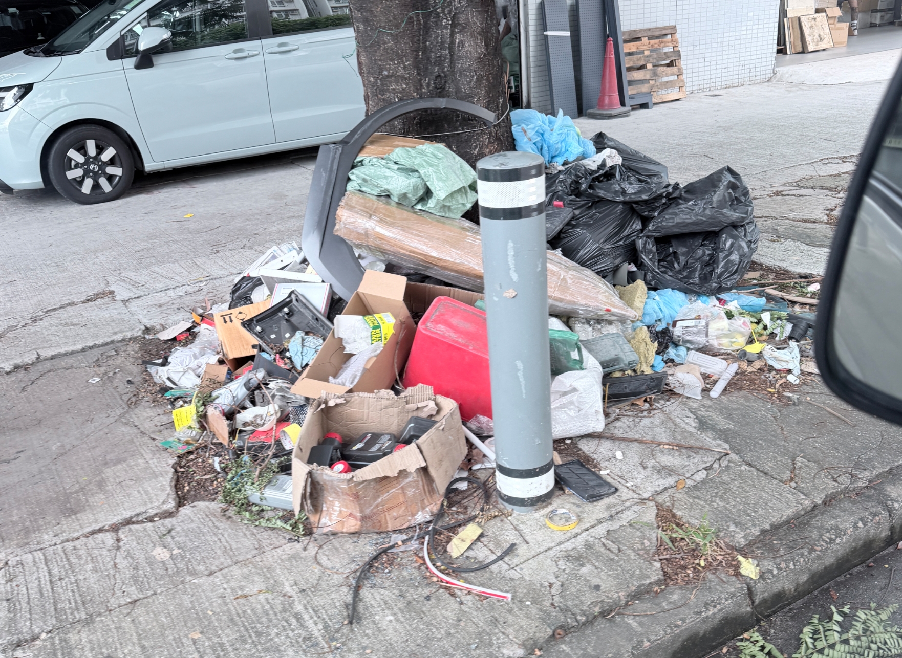 東張西望報料｜元朗汽車公司門外現「垃圾山」　飯盒膠樽堆滿街　街坊轟投訴無人理 （觀眾楊小姐報料提供）