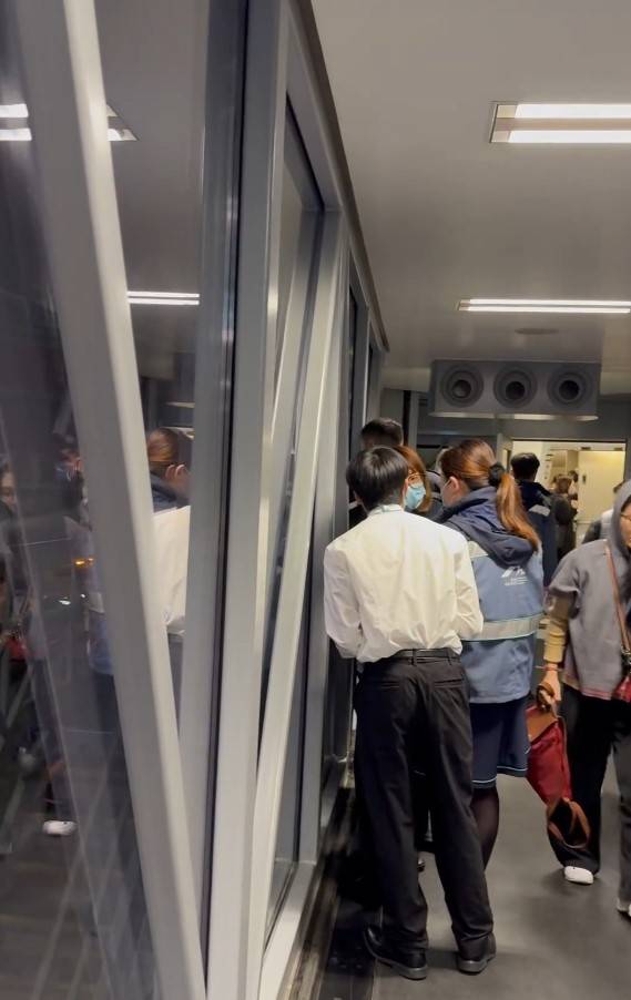 國泰航空尼泊爾抵港客機連續兩日疑集體食物中毒，多人報稱不適。(T@sonyafock)
